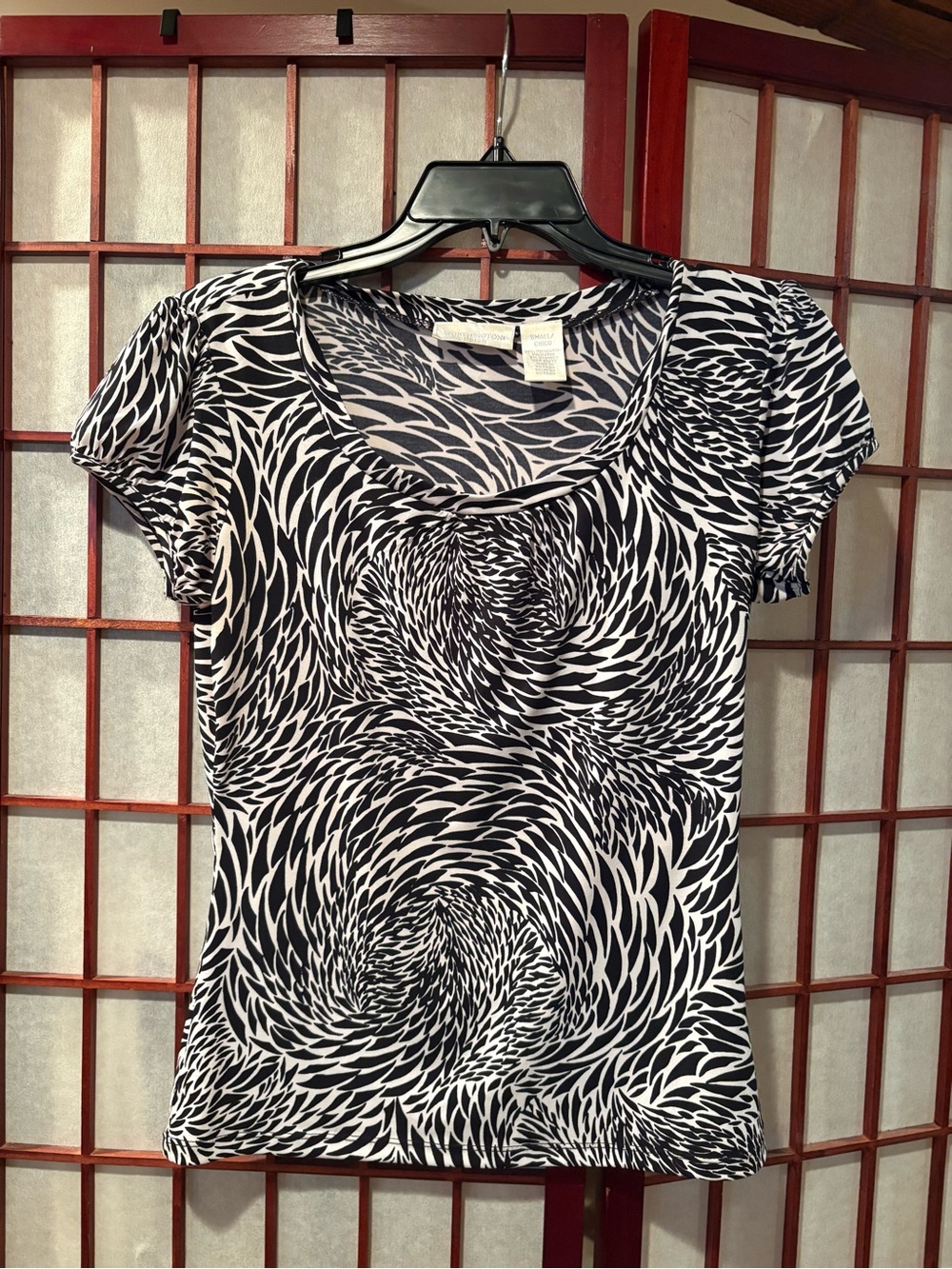 Worthington Black and White Swirl Scoop Neck Short Sleeve Top